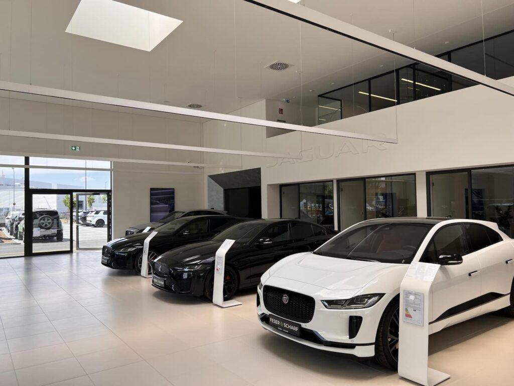 Showroom eines Autohauses von Jaguar gemäß der Corporate Identity passend zum Thema Autohaus bauen