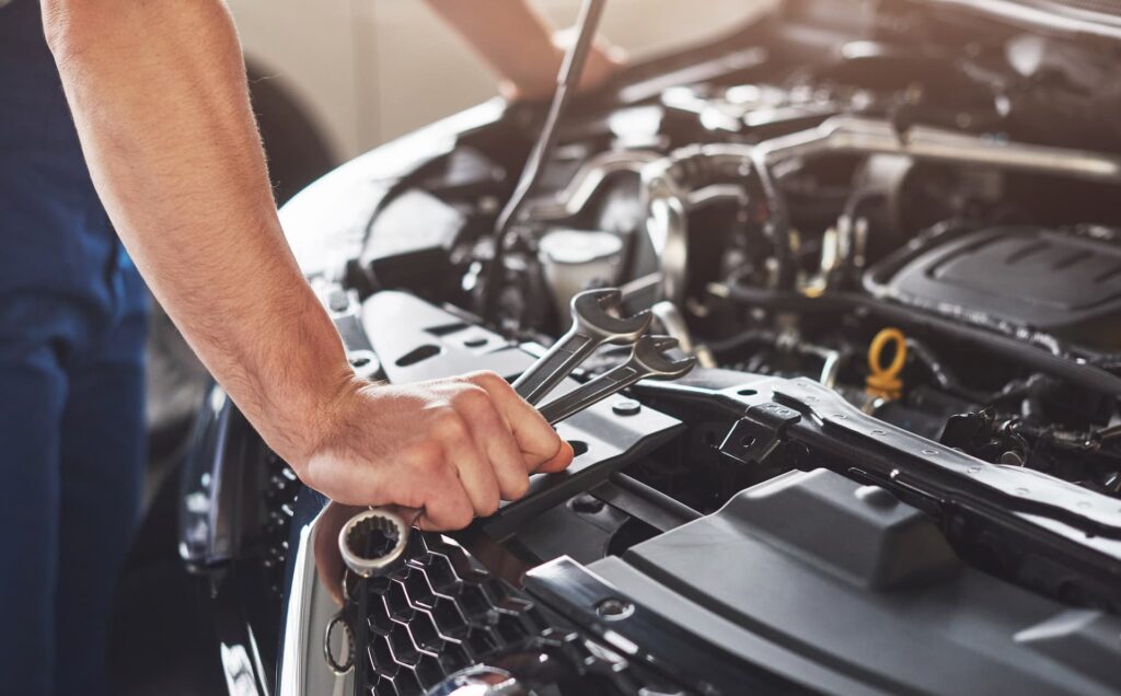 Ein Mechaniker in der Werkstatt eines Autohauses